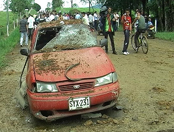 Taxi destruido por las FARC