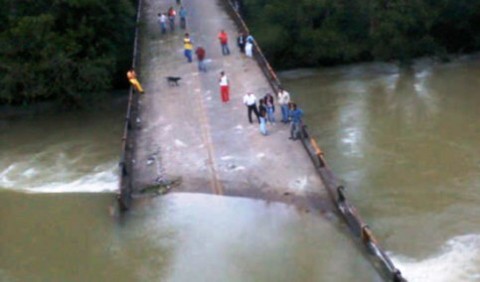 Puente destruido por las FARC en Caquetá